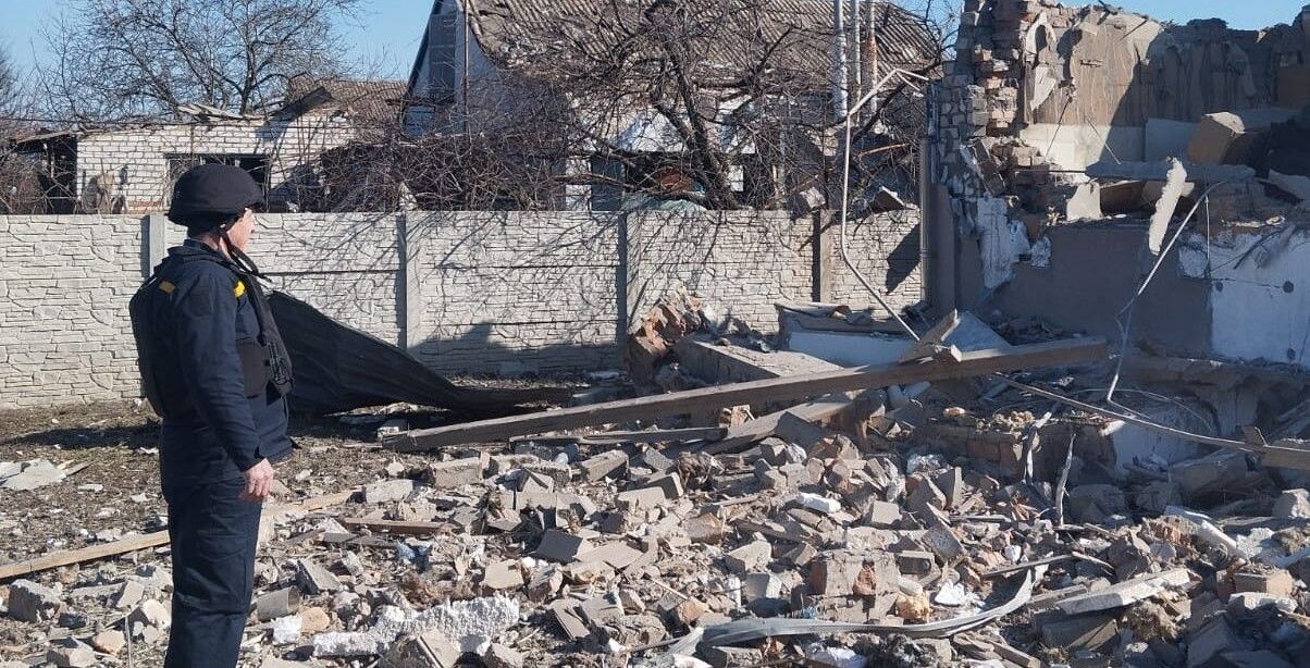 Враг сбросил КАБы на Запорожский район: погиб человек, разрушены дома, произошел пожар, — ФОТО