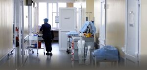 Осколкові поранення та струси головного мозку: лікарі розповіли про стан постраждалих від вчорашніх російських ударів по Запоріжжю, — ВІДЕО