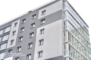 Мешканці відновленого після ракетного удару будинку у Запоріжжі отримують ключі від квартир (ФОТО, ВІДЕО)