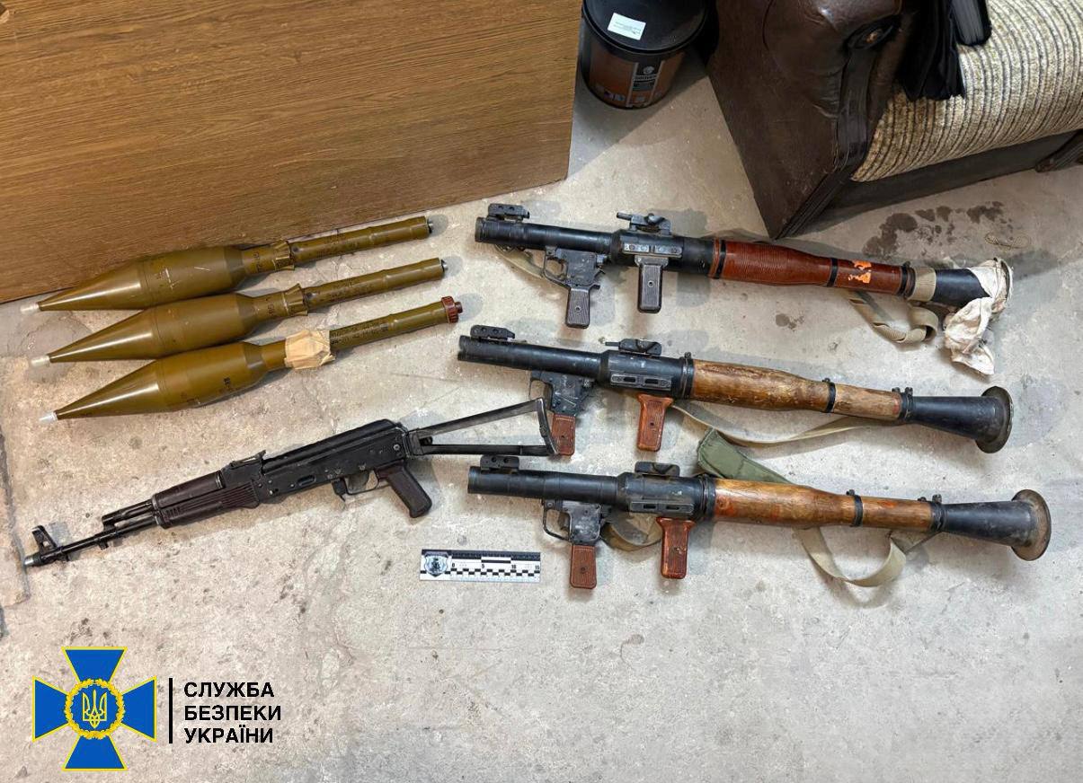 У Запоріжжі затримали 31-річного чоловіка, який продавав зброю та боєприпаси, — ФОТО