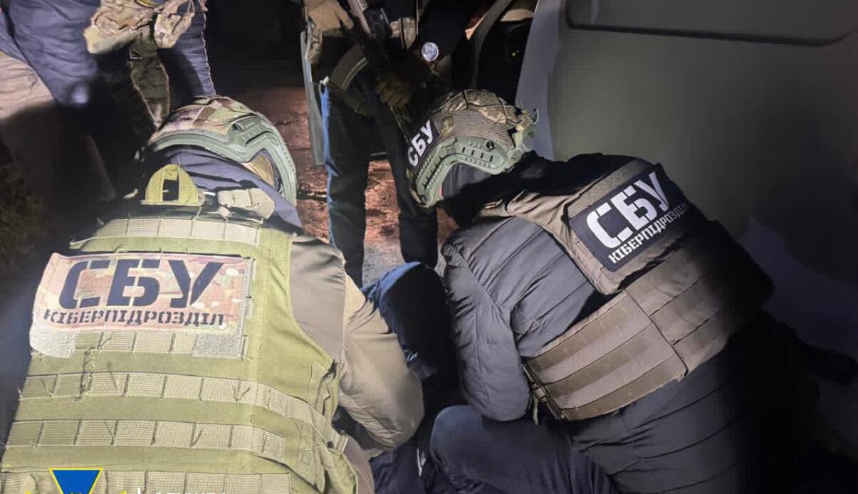 У Запоріжжі затримали співробітники оборонного підприємства, який закликав до окупації міста: у нього знайшли портрети Сталіна та Путіна, — ФОТО