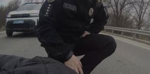 У Запорізькій області поліцейські офіцери громади врятували двох людей під загрозою ворожих FPV-дронів, — ВІДЕО