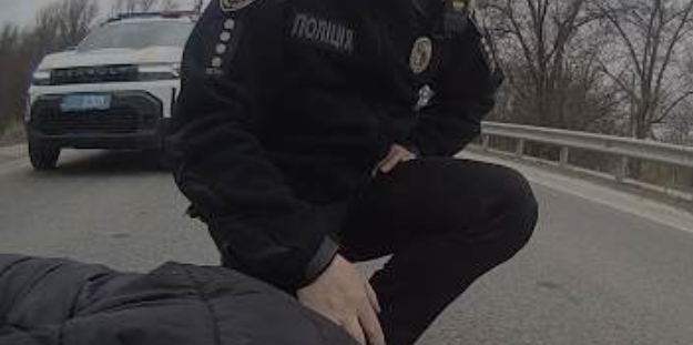 У Запорізькій області поліцейські офіцери громади врятували двох людей під загрозою ворожих FPV-дронів, — ВІДЕО