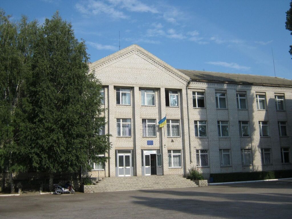 Молочанський опорний заклад загальної середньої освіти І-ІІІ ступенів. Навчальні заклади в окупації використовують як інструмент ідеологічного впливу на дітей.