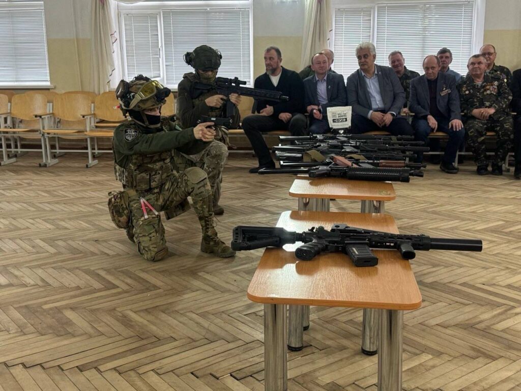 В Бердянске к годовщине полномасштабного российского вторжения оккупационные власти провели для школьников военно-патриотическое мероприятие.