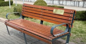 «Тут міг сидіти той, хто віддав за нас своє життя»: на проспекті Соборному встановили пам’ятні таблички на честь загиблих захисників, — ФОТО, ВІДЕО