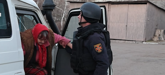 «За тобою просто ганяються російські дрони»: з прифронтових громад Запорізької області вивезли ще трьох людей (ВІДЕО)