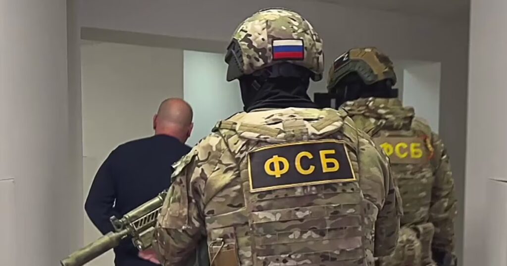 Сотрудники ФСБ задерживают граждан с проукраинской позицией на оккупированной территории.