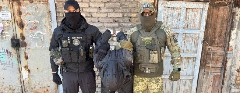 У Запоріжжі затримали 37-річного чоловіка, який продавав автомат та гранати