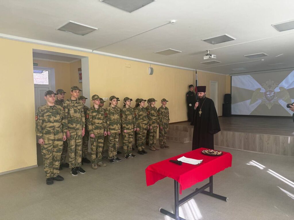 Священнослужителей Русской православной церкви привлекают к мероприятиям по милитаризации и русификации детей. 
