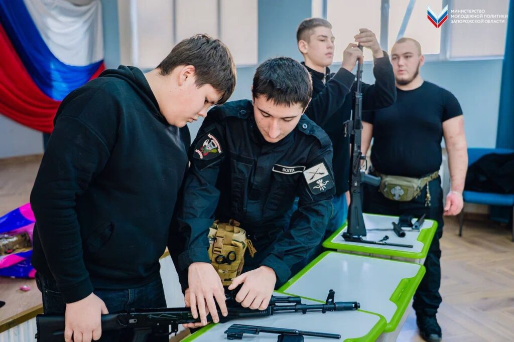 13 февраля в Мелитополе российские бойцы провели для школьников «урок мужества». Во время занятия детей обучали навыкам гражданской обороны, тактической медицины и обращения с оружием. 