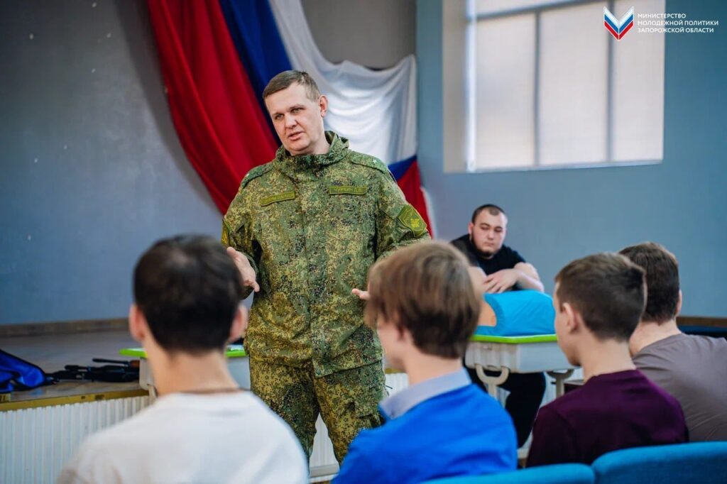 13 февраля в Мелитополе российские бойцы провели для школьников «урок мужества». Во время занятия детей обучали навыкам гражданской обороны, тактической медицины и обращения с оружием. 