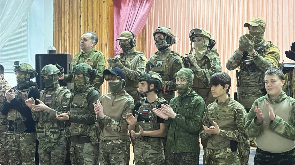 В Бердянске к годовщине полномасштабного российского вторжения оккупационные власти провели для школьников военно-патриотическое мероприятие.