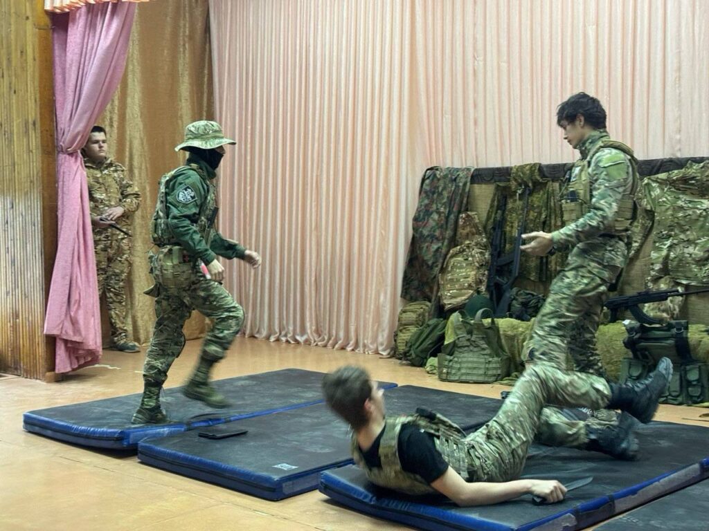 В Бердянске к годовщине полномасштабного российского вторжения оккупационные власти провели для школьников военно-патриотическое мероприятие.
