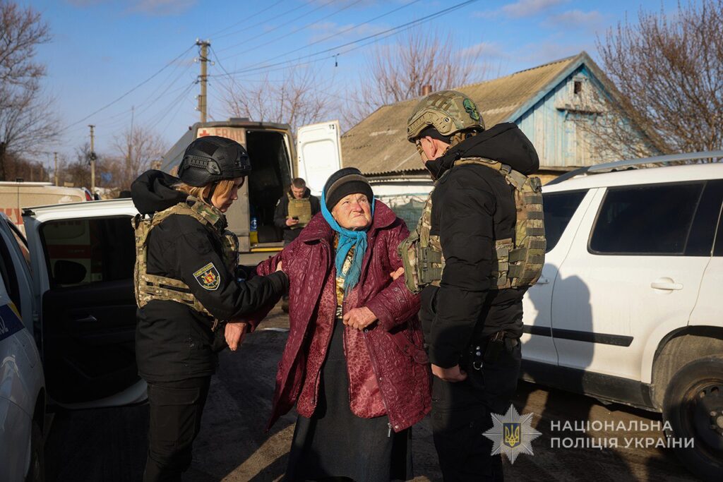 «За 200 метрів від нашого дому прилетів КАБ»: з трьох прифронтових населених пунктів Запорізької області евакуювали ще 12 людей (ФОТО, ВІДЕО)