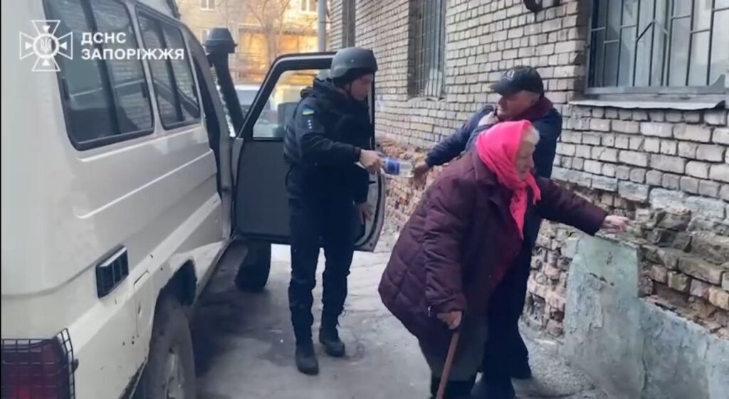 «Я до останнього трималася своєї домівки»: з Преображенської громади евакуювали трьох людей, — ВІДЕО