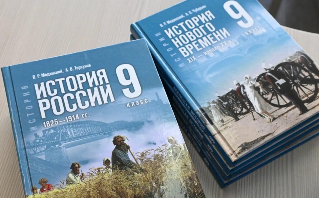 Российские власти используют школы на захваченных территориях как инструмент русификации и милитаризации детей, изменяя учебные программы и внеклассную деятельность.