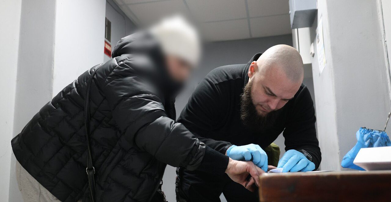 Знайшли два десятки згортків: у Запоріжжі затримали наркозбувачку, — ФОТО