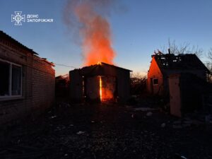 Палав житловий будинок та гараж внаслідок російських ударів по Запорізькому району