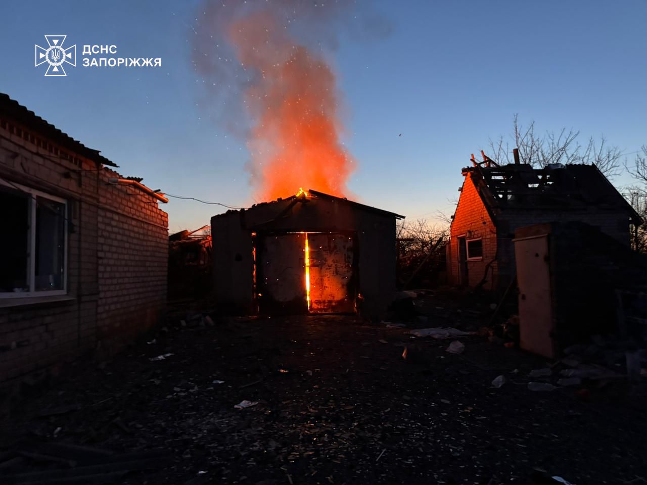 Палав житловий будинок та гараж внаслідок російських ударів по Запорізькому району