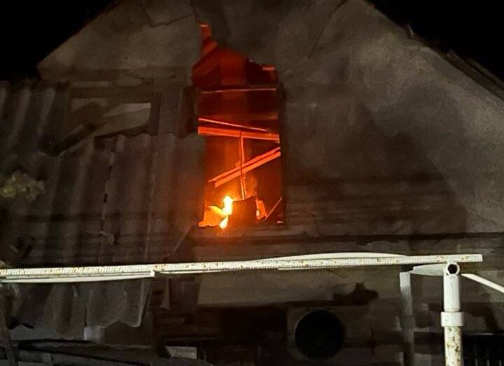 Вночі ворог вдарив по Запоріжжю, сталася пожежа у будинку: що відомо, — ФОТО