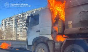 Запоріжці чули вибухи: палає вантажівка, — ФОТО, ВІДЕО