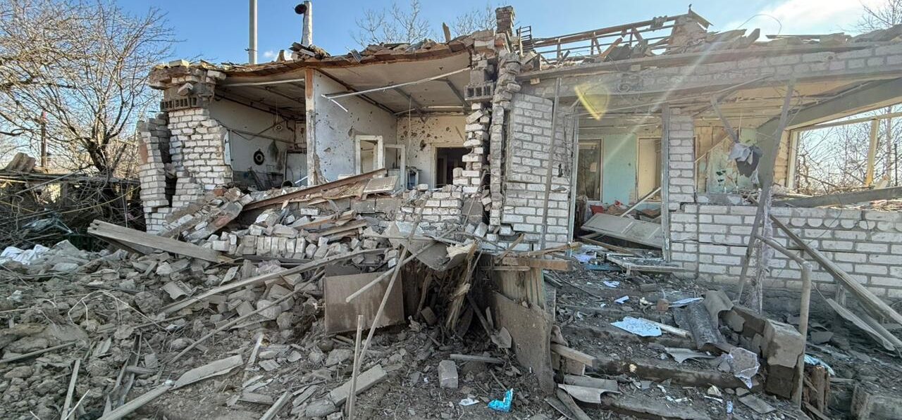 Ворог 8 березня вдарив по Запорізькій області понад 800 разів: троє постраждалих, пошкоджені будинки та автозаправна станція, — ФОТО