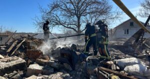 Палали вантажівки, будинки та складська будівля: рятувальники розповіли про вчорашні удари по Запорізькій області, — ФОТО