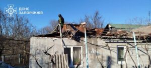 Палав будинок та покрівля внаслідок ворожої атаки Запорізького району