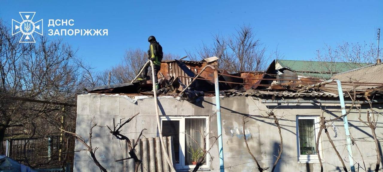 Палав будинок та покрівля внаслідок ворожої атаки Запорізького району