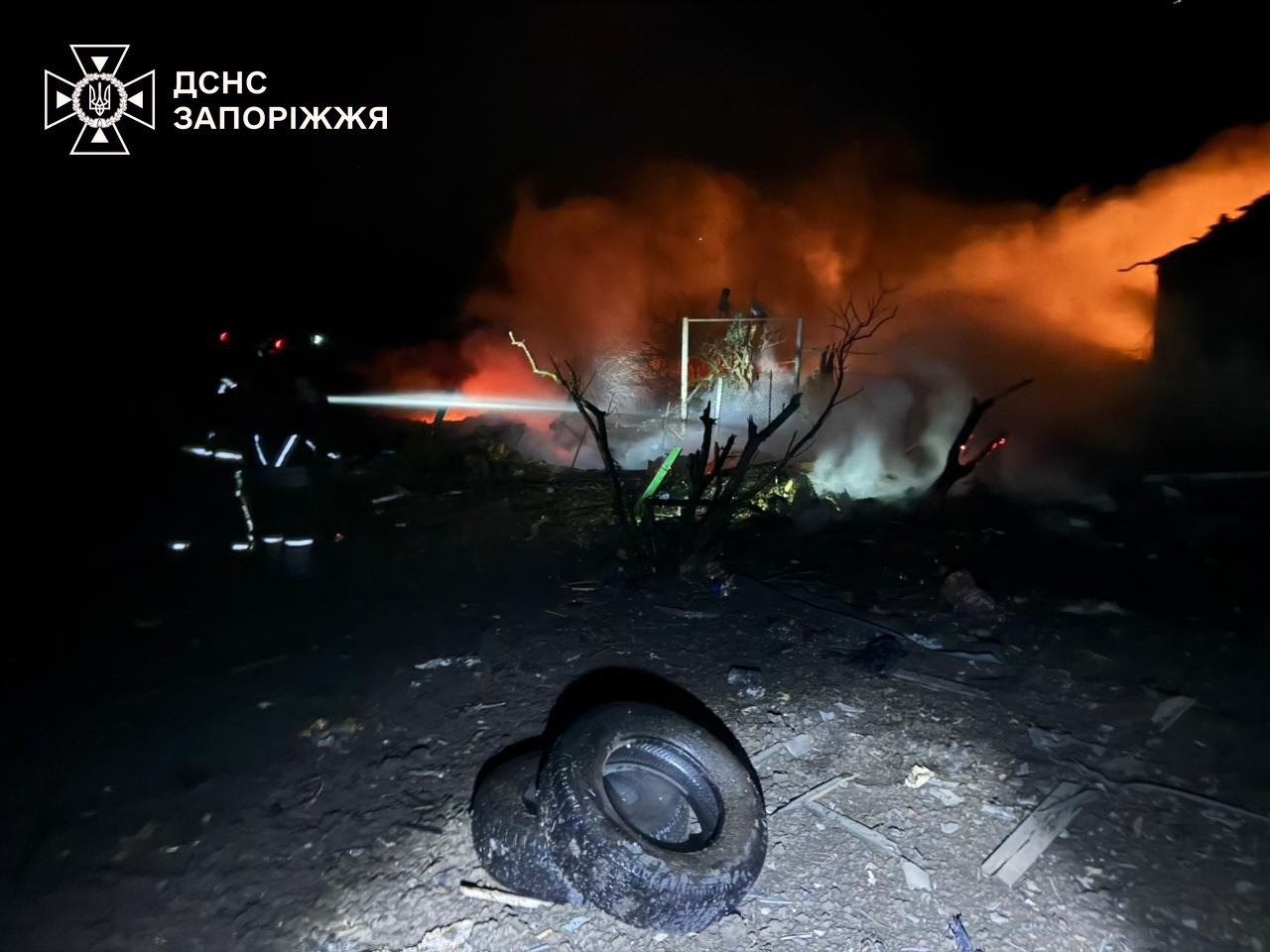 У Запорізькому районі горіли машина та будинок через російські обстріли