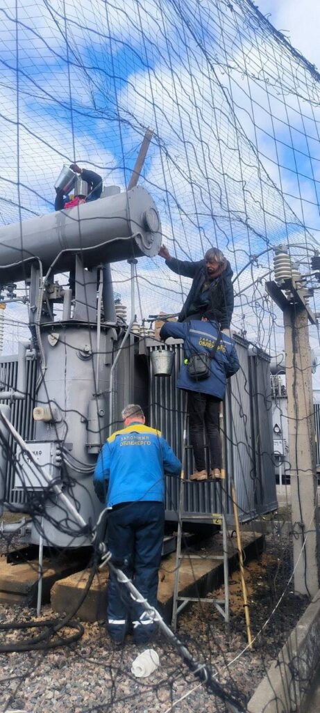 Під ворожим обстрілом у прифронтовій громаді Запорізької області енергетики за півдоби запустили пошкоджену ударом підстанцію