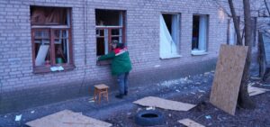 Після вчорашніх ударів по Запоріжжю пошкоджено понад 80 будинків: комунальники закрили вікна у 32 з них