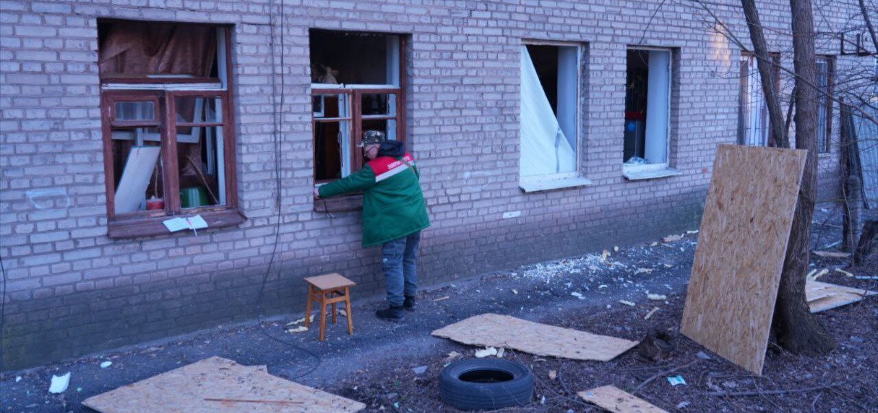 Після вчорашніх ударів по Запоріжжю пошкоджено понад 80 будинків: комунальники закрили вікна у 32 з них