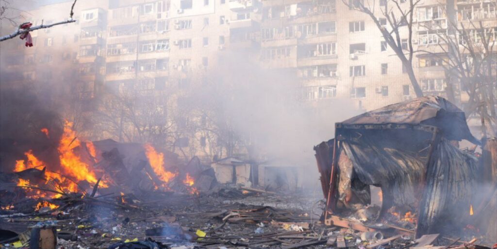 Війська РФ вдарили по Запоріжжю: є жертви, пошкоджена багатоповерхівка, виникла пожежа, — ФОТО, ВІДЕО