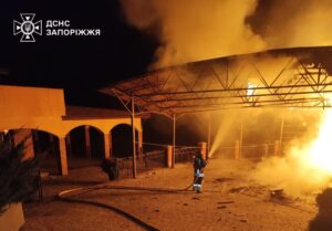 Палав навчальний заклад, будинок та гараж через російські удари по Запорізькій області, — ФОТО