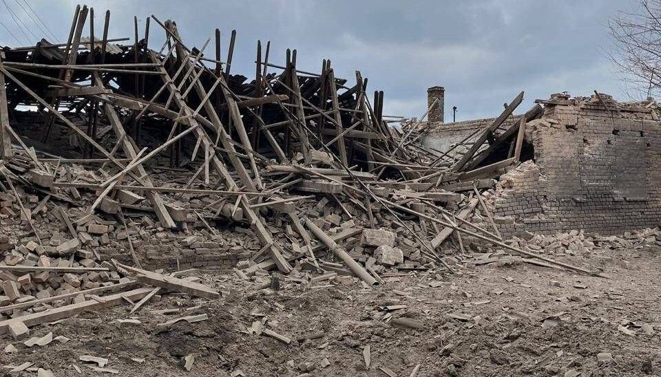 Палали торгові павільйони, будинок та скутер: рятувальники розповіли про наслідки обстрілів Запорізької області за добу