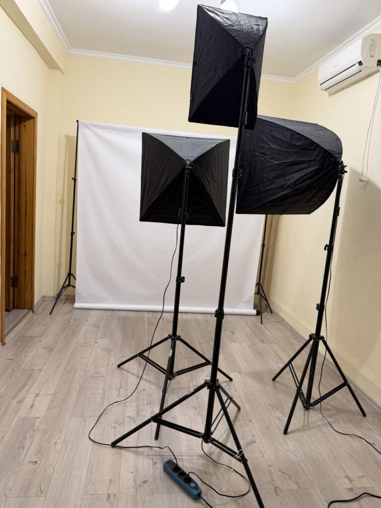 Приміщення для створення контенту засновниці медичної SMM-агенції Запоріжжі облаштували за грантові кошти.