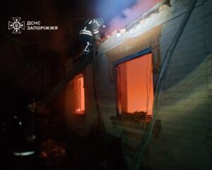 Горели жилые дома в результате вражеских ударов по Запорожскому району, — ФОТО