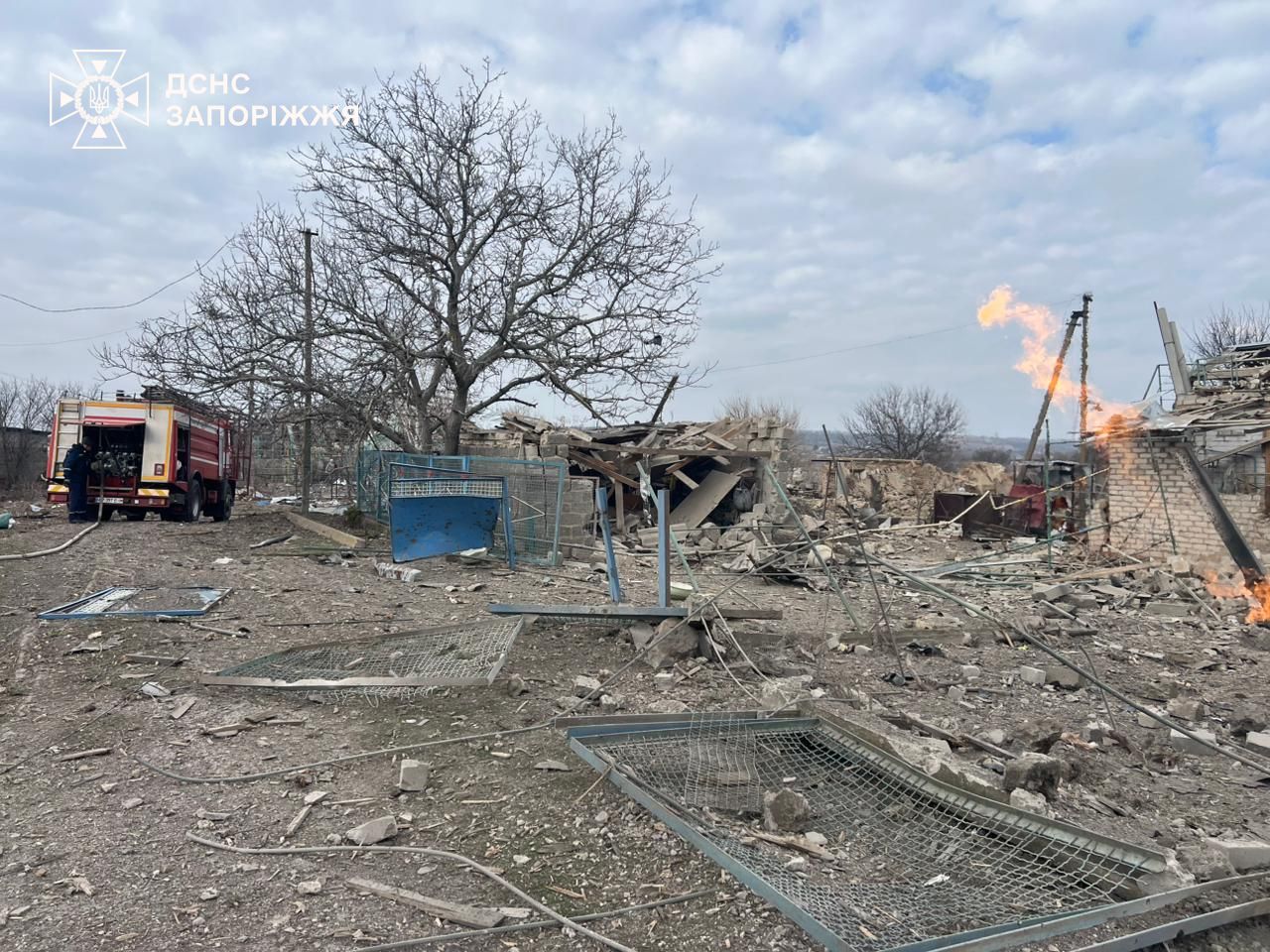 Палали будинок, гараж та авто внаслідок російських ударів по Запорізькій області  