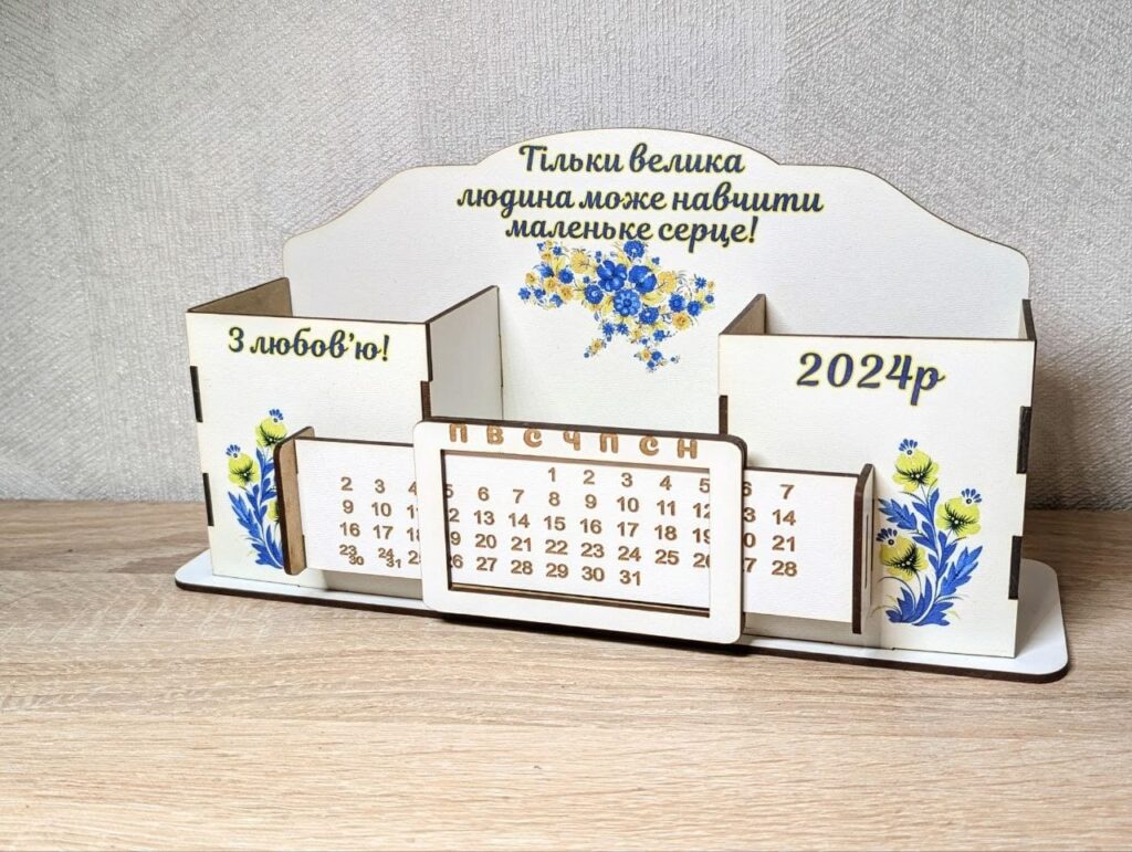 Унікальні дитячі подарунки з дерева, пластика та тестилю від Катерини Литвиненко.