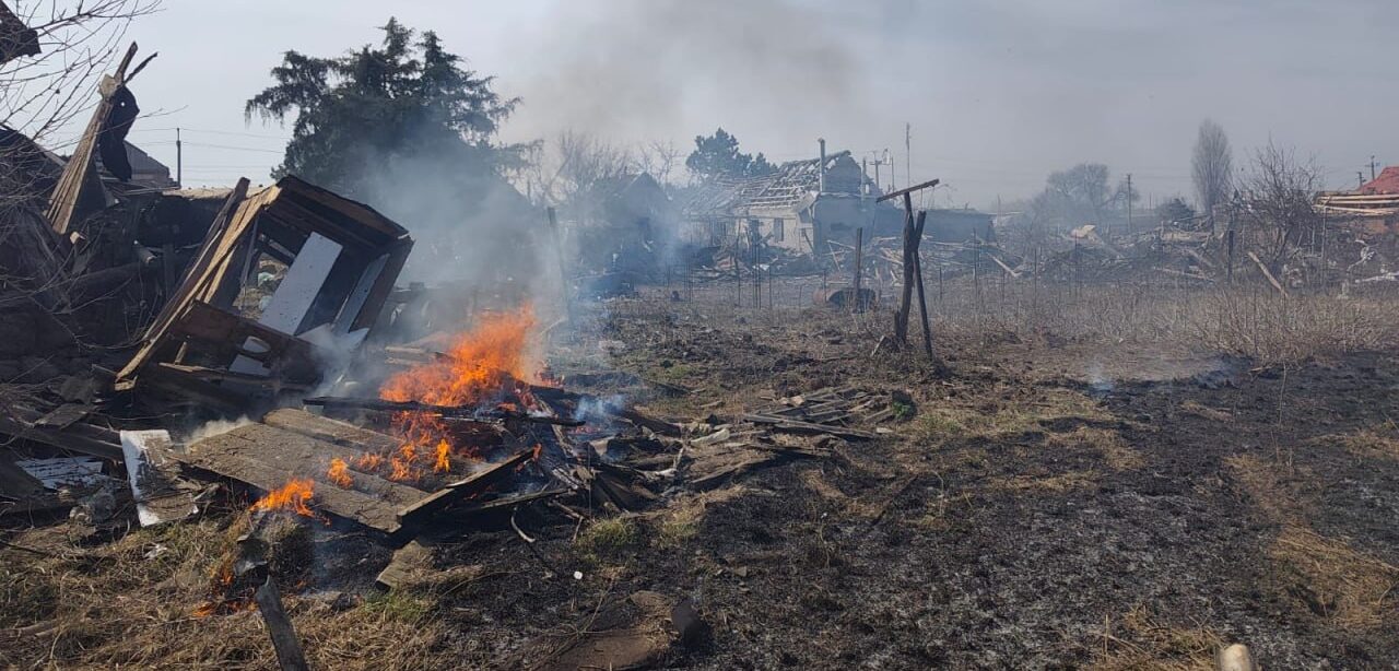 Удари по будинках та закладу освіти: рятувальники розповіли про вісім пожеж через російські обстріли, — ФОТО