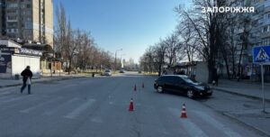 У Запоріжжі в ДТП потрапили «Renault» та мотоцикл: постраждав 16-річний хлопець