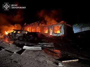 Палали магазин, склад та машини внаслідок ворожих ударів по Запорізькому району, — ФОТО