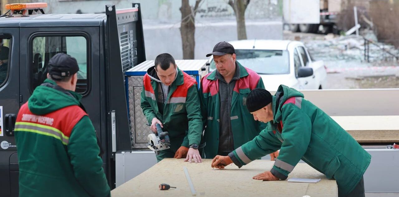 Після вчорашніх російських ударів по Запоріжжю комунальники закрили листами OSB понад 500 пошкоджених вікон