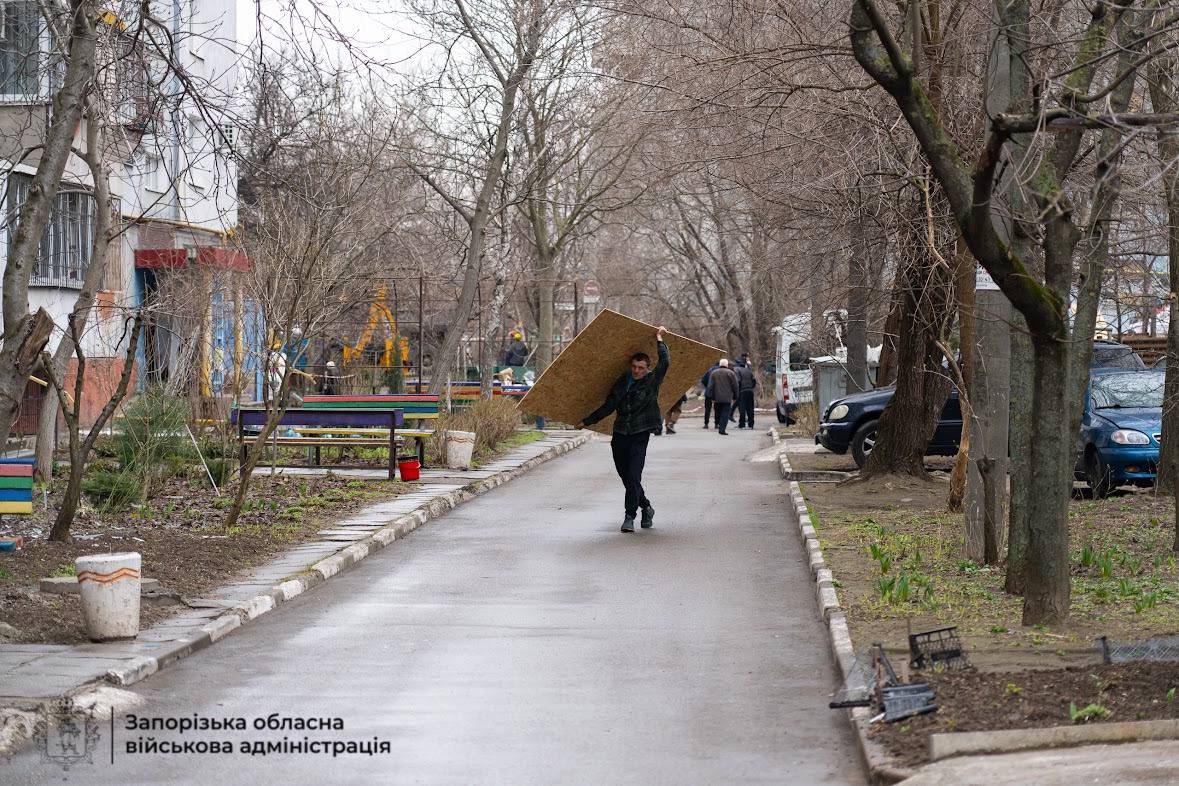 «Закрито» 674 вікна: у Запоріжжі триває ліквідація наслідків обстрілу 24 березня