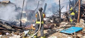 Удари по запорізьких містах та селах: з-під завалів дістали жінку, сталися пожежі, — ФОТО