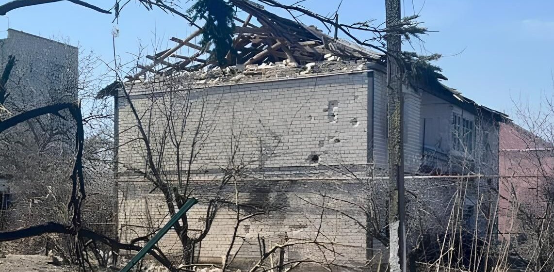 Зруйнований будинок та пожежа: рятувальники розповіли обставини смертельного обстрілу запорізького селища та опублікували фото