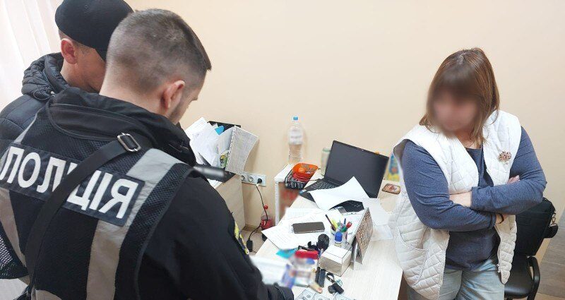 В Запорожье задержали врача, которая за 6000 долларов продавала поддельные справки военнообязанным