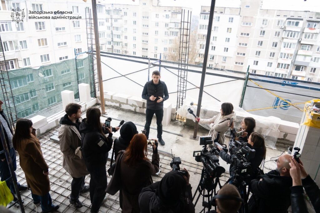 У Запоріжжі відновлюють дев’ятиповерхівку, пошкоджену під час удару російського ФАБ-500, - ФОТО, ВІДЕО
